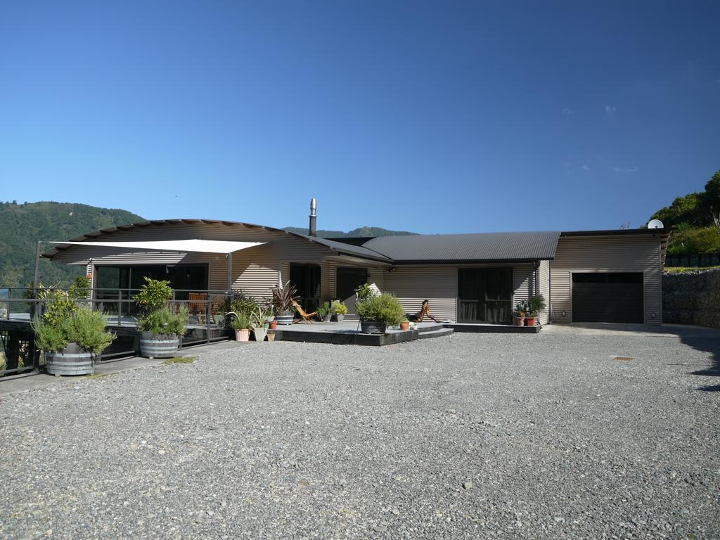 Okiwa Bay Lodge Picton Buitenkant foto