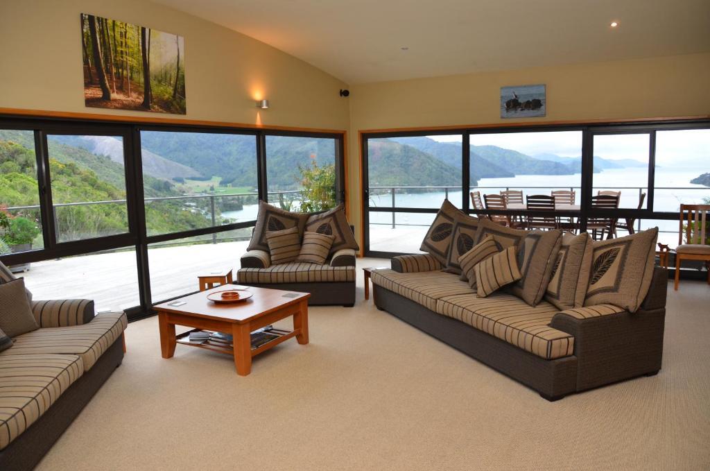 Okiwa Bay Lodge Picton Buitenkant foto