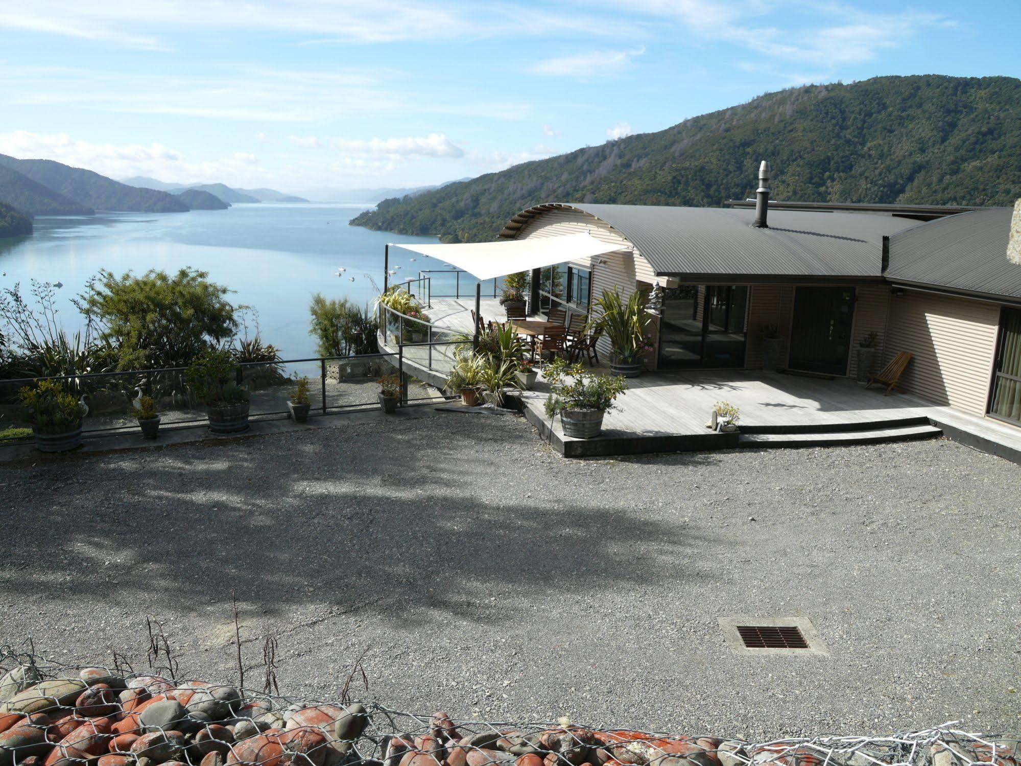 Okiwa Bay Lodge Picton Buitenkant foto
