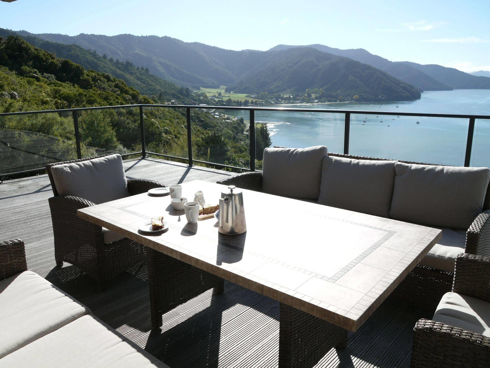 Okiwa Bay Lodge Picton Buitenkant foto