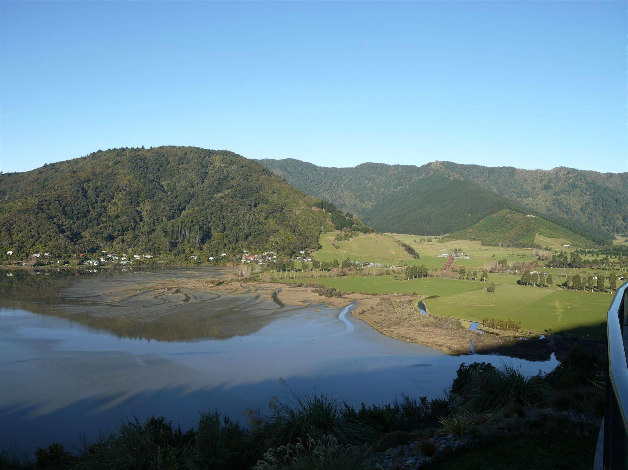 Okiwa Bay Lodge Picton Buitenkant foto