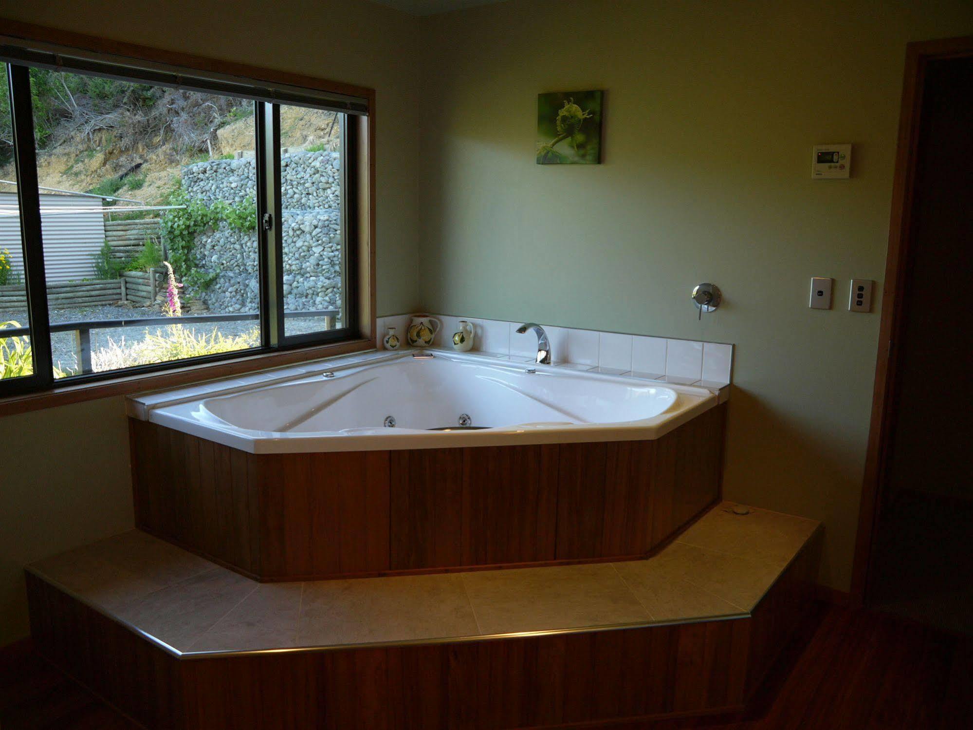 Okiwa Bay Lodge Picton Buitenkant foto
