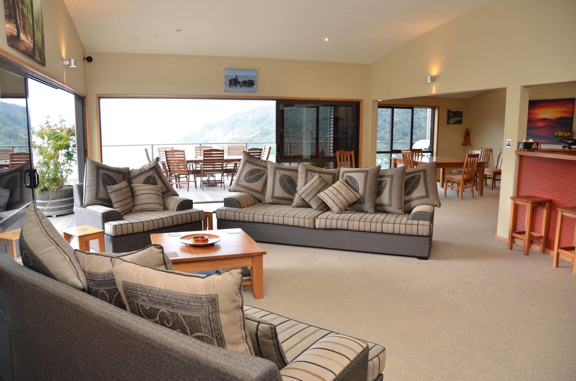 Okiwa Bay Lodge Picton Buitenkant foto